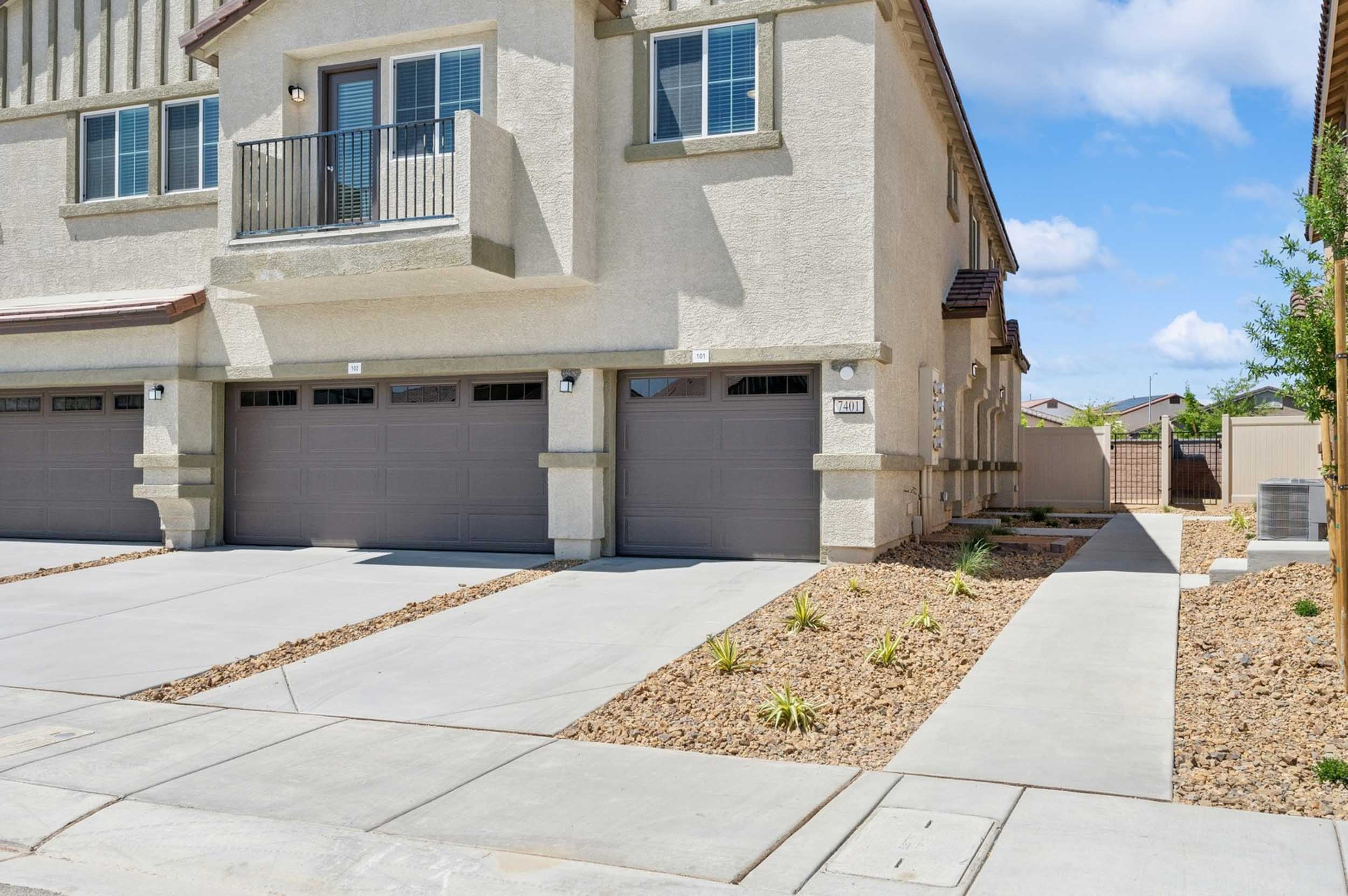 exterior 3 bedroom townhomes with garages for rent in las vegas